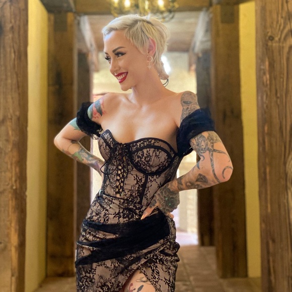 Lace dress - Picture 1 of 6